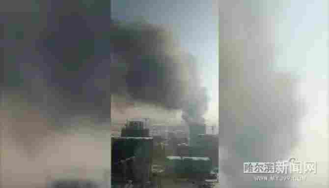 哈尔滨一塑料颗粒厂仓库起火 消防救援数小时(图1)